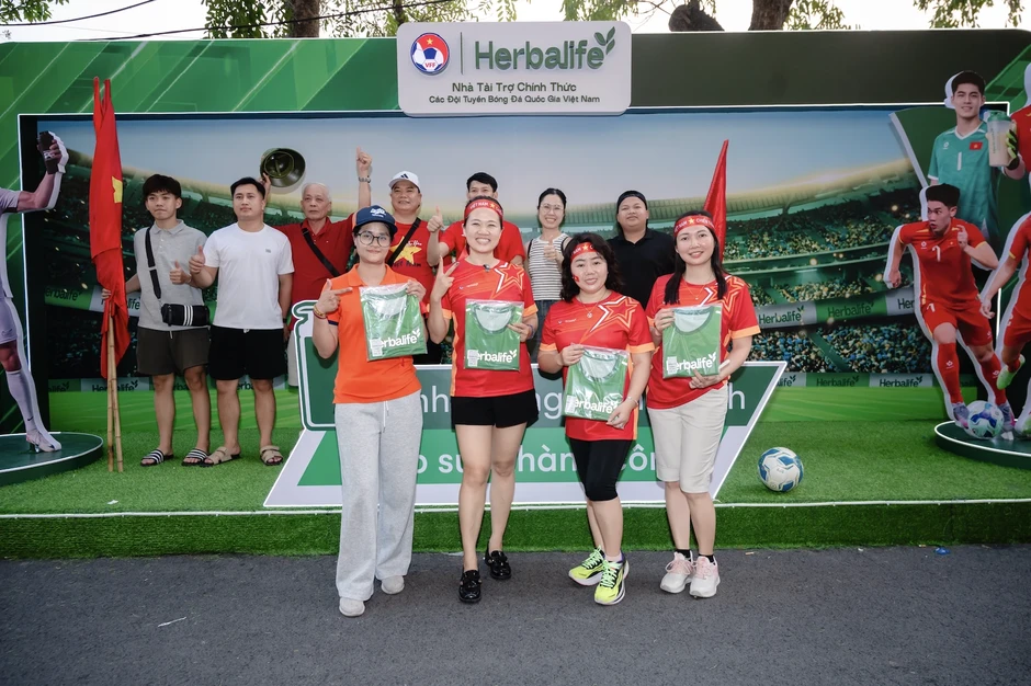 Cổ động viên Herbalife tạo 'làn sóng đỏ' tiếp sức đội tuyển Việt Nam Cổ động viên Herbalife tạo 'làn sóng đỏ' tiếp sức đội tuyển Việt Nam