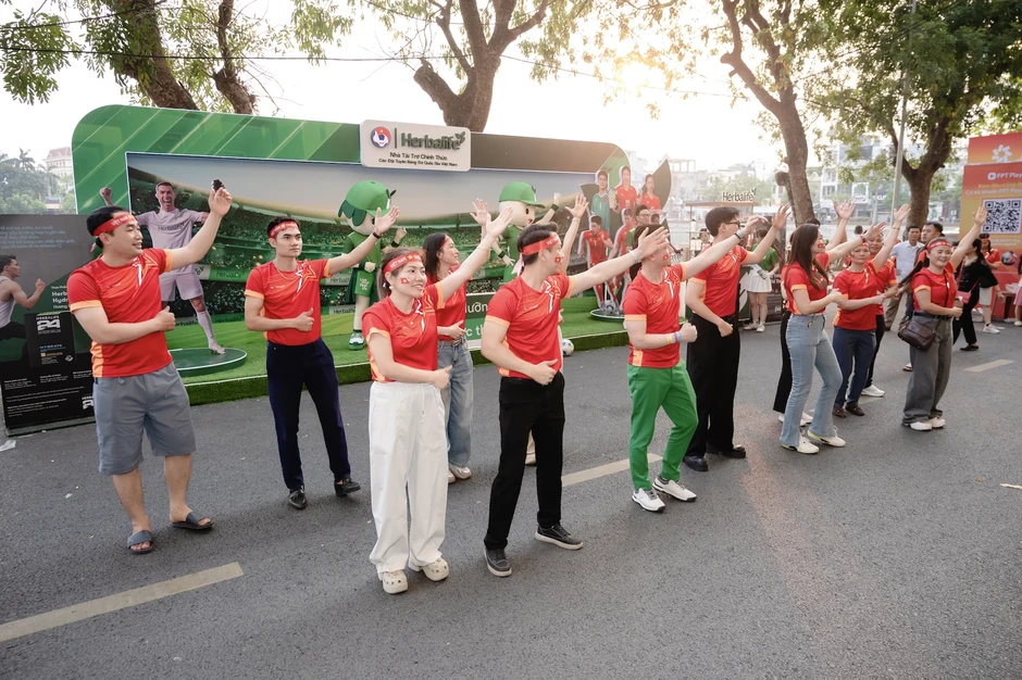 Cổ động viên Herbalife tạo 'làn sóng đỏ' tiếp sức đội tuyển Việt Nam Cổ động viên Herbalife tạo 'làn sóng đỏ' tiếp sức đội tuyển Việt Nam