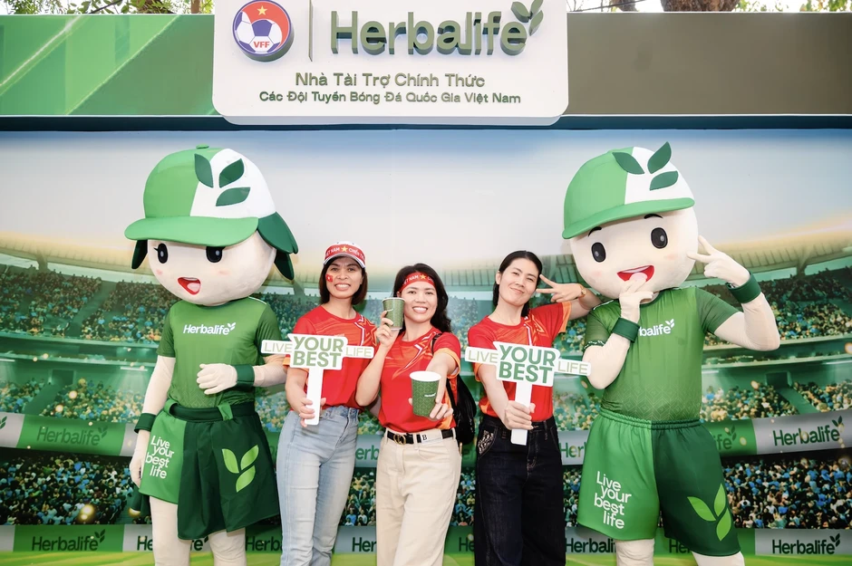 Cổ động viên Herbalife tạo 'làn sóng đỏ' tiếp sức đội tuyển Việt Nam Cổ động viên Herbalife tạo 'làn sóng đỏ' tiếp sức đội tuyển Việt Nam