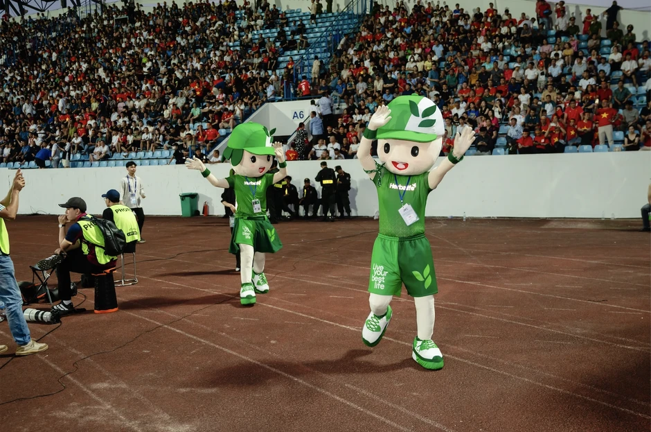 Cổ động viên Herbalife tạo 'làn sóng đỏ' tiếp sức đội tuyển Việt Nam Cổ động viên Herbalife tạo 'làn sóng đỏ' tiếp sức đội tuyển Việt Nam