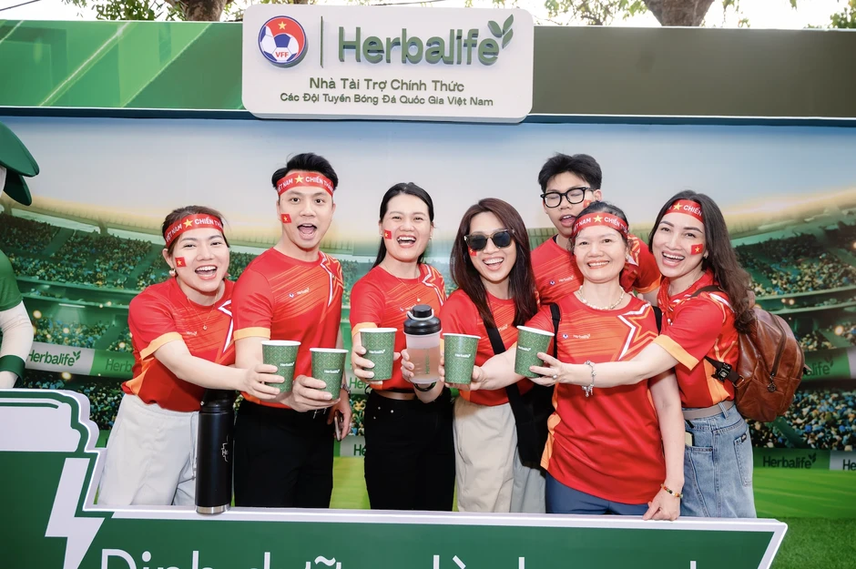 Cổ động viên Herbalife tạo 'làn sóng đỏ' tiếp sức đội tuyển Việt Nam Cổ động viên Herbalife tạo 'làn sóng đỏ' tiếp sức đội tuyển Việt Nam