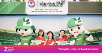 Cổ động viên Herbalife tạo 'làn sóng đỏ' tiếp sức đội tuyển Việt Nam