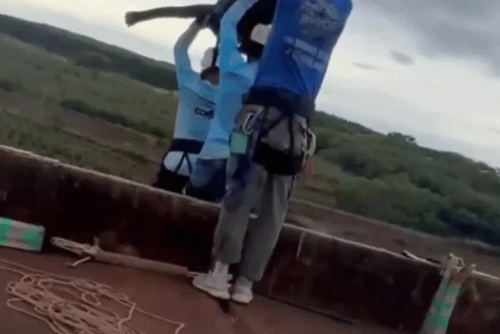 Cô gái Brazil tử vong vì bị đẩy từ độ cao 40m khi chưa móc dây an toàn Cô gái Brazil tử vong vì bị đẩy từ độ cao 40m khi chưa móc dây an toàn