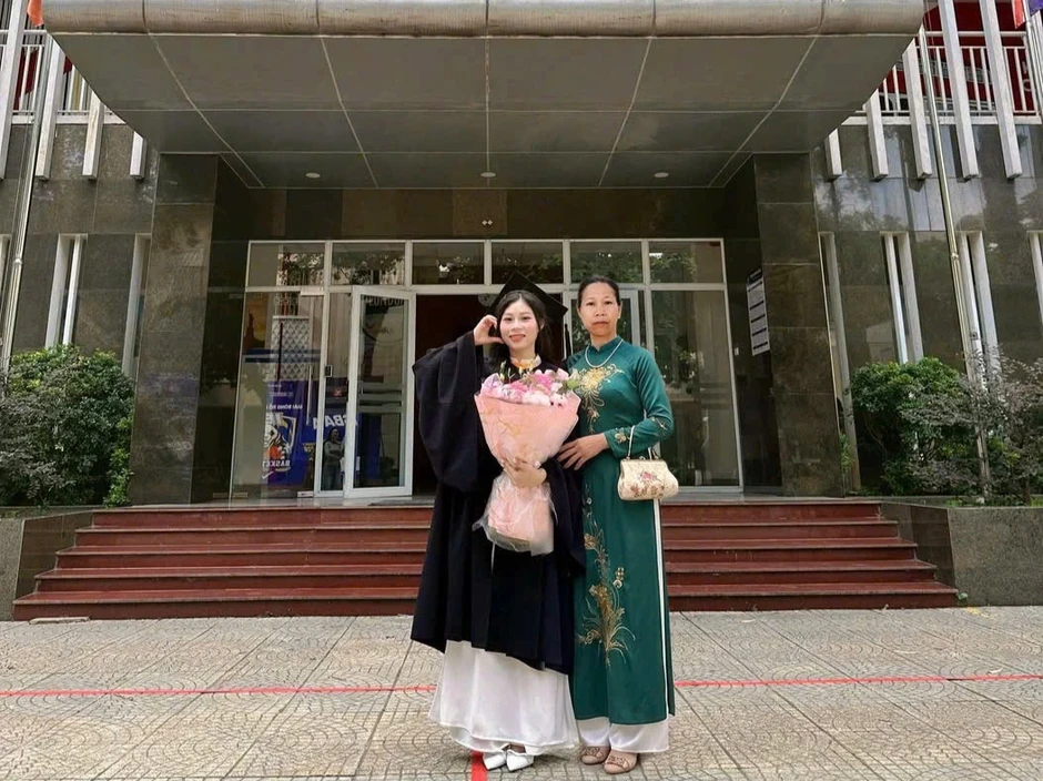 Cô gái mua quần áo giấy, vàng mã "mời" cả nhà dự lễ tốt nghiệp ở Hà Nội Cô gái mua quần áo giấy, vàng mã "mời" cả nhà dự lễ tốt nghiệp ở Hà Nội