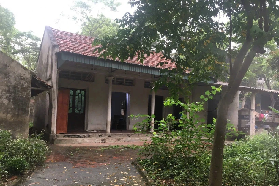 Cô gái mua quần áo giấy, vàng mã "mời" cả nhà dự lễ tốt nghiệp ở Hà Nội Cô gái mua quần áo giấy, vàng mã "mời" cả nhà dự lễ tốt nghiệp ở Hà Nội
