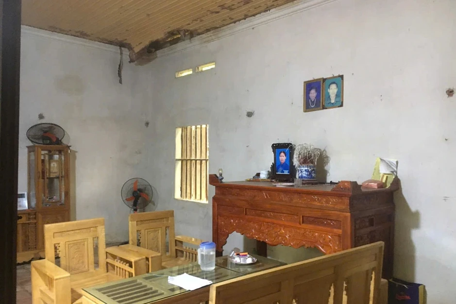 Cô gái mua quần áo giấy, vàng mã "mời" cả nhà dự lễ tốt nghiệp ở Hà Nội Cô gái mua quần áo giấy, vàng mã "mời" cả nhà dự lễ tốt nghiệp ở Hà Nội