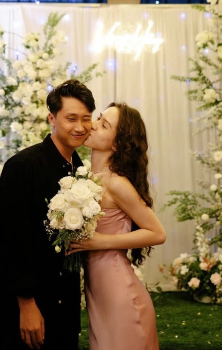Cô gái nhận án K ở tuổi đẹp nhất, bạn trai đồng hành bằng cách "thao túng" lạ đời: Cái kết thật kì diệu! Cô gái nhận án K ở tuổi đẹp nhất, bạn trai đồng hành bằng cách "thao túng" lạ đời: Cái kết thật kì diệu!