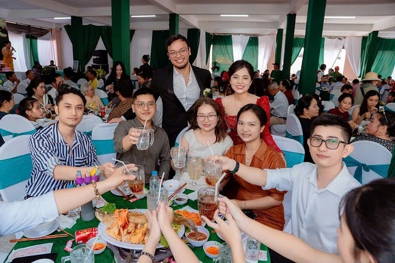 Cô gái Tây Ninh lấy chồng theo đạo Hồi, mâm cỗ cưới khiến họ hàng ngỡ ngàng Cô gái Tây Ninh lấy chồng theo đạo Hồi, mâm cỗ cưới khiến họ hàng ngỡ ngàng