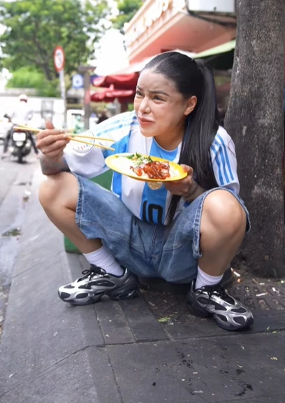 Cô gái Thái Lan xăm trổ sau 7 ngày nhập cảnh Việt Nam bị "dụ" đi đóng phim Trấn Thành là ai? Cô gái Thái Lan xăm trổ sau 7 ngày nhập cảnh Việt Nam bị "dụ" đi đóng phim Trấn Thành là ai?
