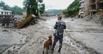 Cô gái trẻ mất phương hướng vì 17 người thân tử vong trong vụ lũ quét Nepal