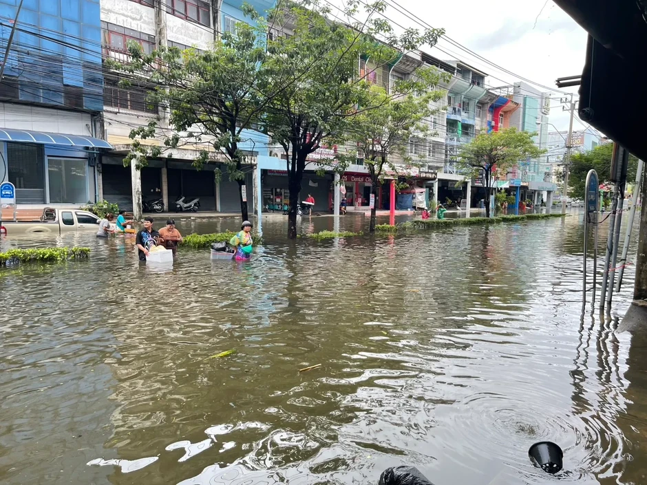 Cô gái Việt tiết lộ cảnh chưa từng thấy giữa Bangkok ngập lụt diện rộng Cô gái Việt tiết lộ cảnh chưa từng thấy giữa Bangkok ngập lụt diện rộng