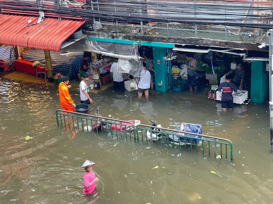 Cô gái Việt tiết lộ cảnh chưa từng thấy giữa Bangkok ngập lụt diện rộng Cô gái Việt tiết lộ cảnh chưa từng thấy giữa Bangkok ngập lụt diện rộng