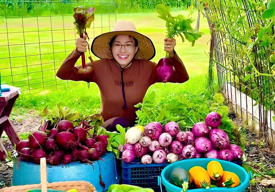 Cô gái Việt trồng rau, làm vườn 100m2 trên đất Mỹ để đỡ nhớ nhà Cô gái Việt trồng rau, làm vườn 100m2 trên đất Mỹ để đỡ nhớ nhà