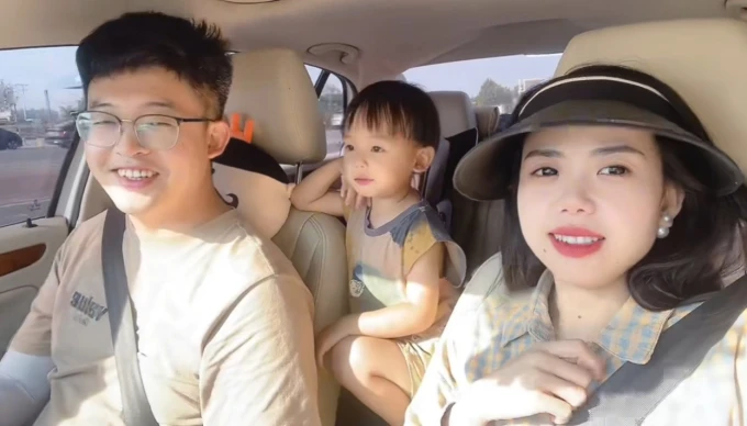 Cô gái Việt yêu chàng shipper nghèo, ai ngờ cưới xong lại được mẹ chồng tặng cả gia tài, sở hữu ông chồng có 1-0-2 Cô gái Việt yêu chàng shipper nghèo, ai ngờ cưới xong lại được mẹ chồng tặng cả gia tài, sở hữu ông chồng có 1-0-2