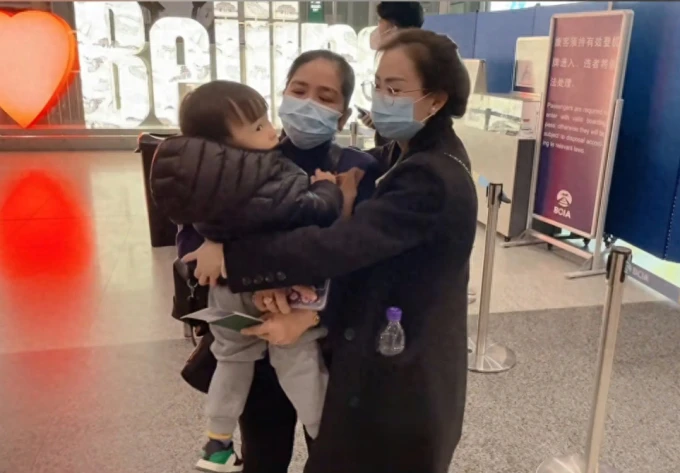 Cô gái Việt yêu chàng shipper nghèo, ai ngờ cưới xong lại được mẹ chồng tặng cả gia tài, sở hữu ông chồng có 1-0-2 Cô gái Việt yêu chàng shipper nghèo, ai ngờ cưới xong lại được mẹ chồng tặng cả gia tài, sở hữu ông chồng có 1-0-2