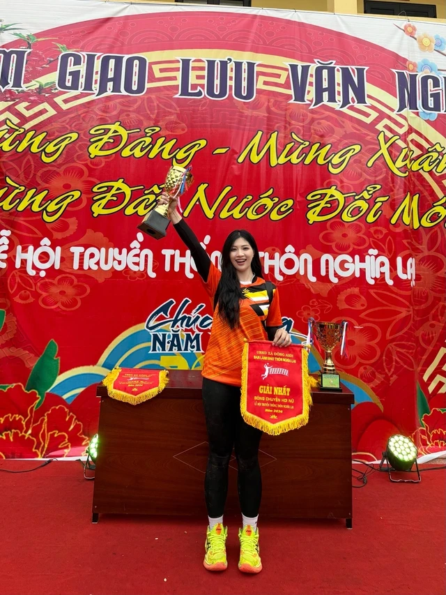 Cô gái xinh đẹp, cao 1m72 "gây sốt" ở sới vật hội làng Bắc Ninh, tiết lộ tiêu chí chọn bạn trai Cô gái xinh đẹp, cao 1m72 "gây sốt" ở sới vật hội làng Bắc Ninh, tiết lộ tiêu chí chọn bạn trai