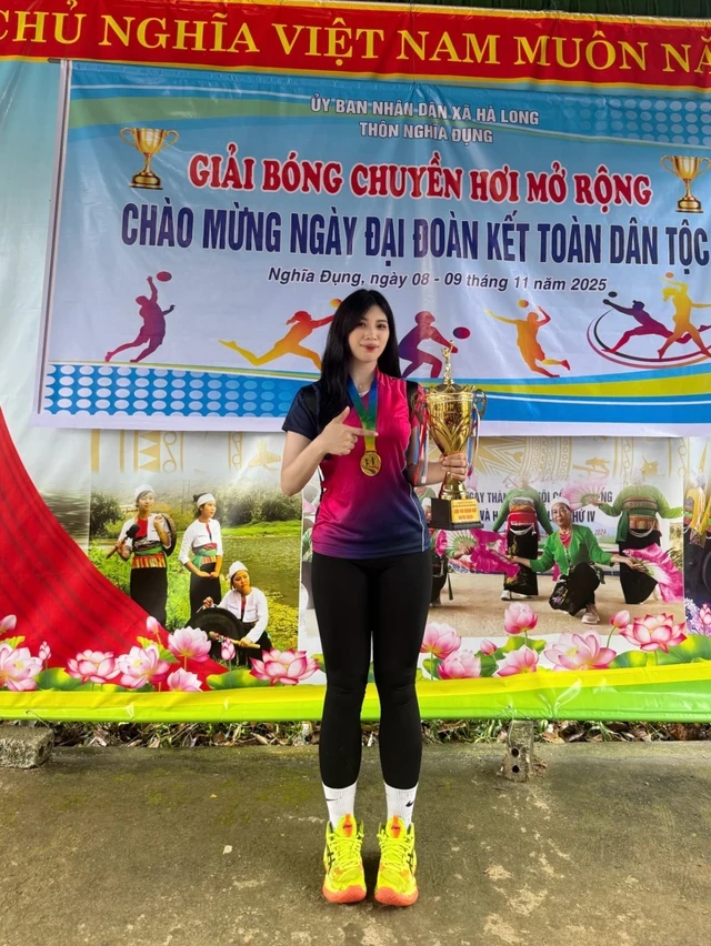 Cô gái xinh đẹp, cao 1m72 "gây sốt" ở sới vật hội làng Bắc Ninh, tiết lộ tiêu chí chọn bạn trai Cô gái xinh đẹp, cao 1m72 "gây sốt" ở sới vật hội làng Bắc Ninh, tiết lộ tiêu chí chọn bạn trai