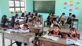 Cô giáo cắm bản và nỗi ám ảnh không có nhà vệ sinh