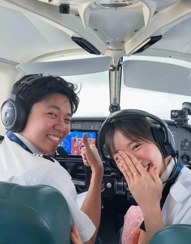 Cơ phó SN 2001 vừa cầu hôn bạn gái trên máy bay riêng ở Mỹ, từ bỏ Đại học Bách Khoa để theo nghề hiện tại