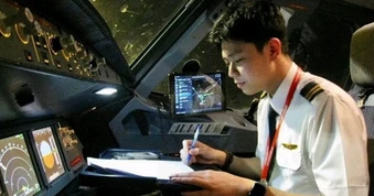Cơ phó SN 2001 vừa cầu hôn bạn gái trên máy bay riêng ở Mỹ, từ bỏ Đại học Bách Khoa để theo nghề hiện tại
