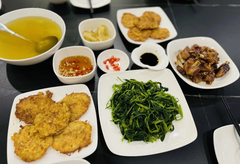 Cơm nhà của BTV Quang Minh và "Chị Xe Tải" Cơm nhà của BTV Quang Minh và "Chị Xe Tải"