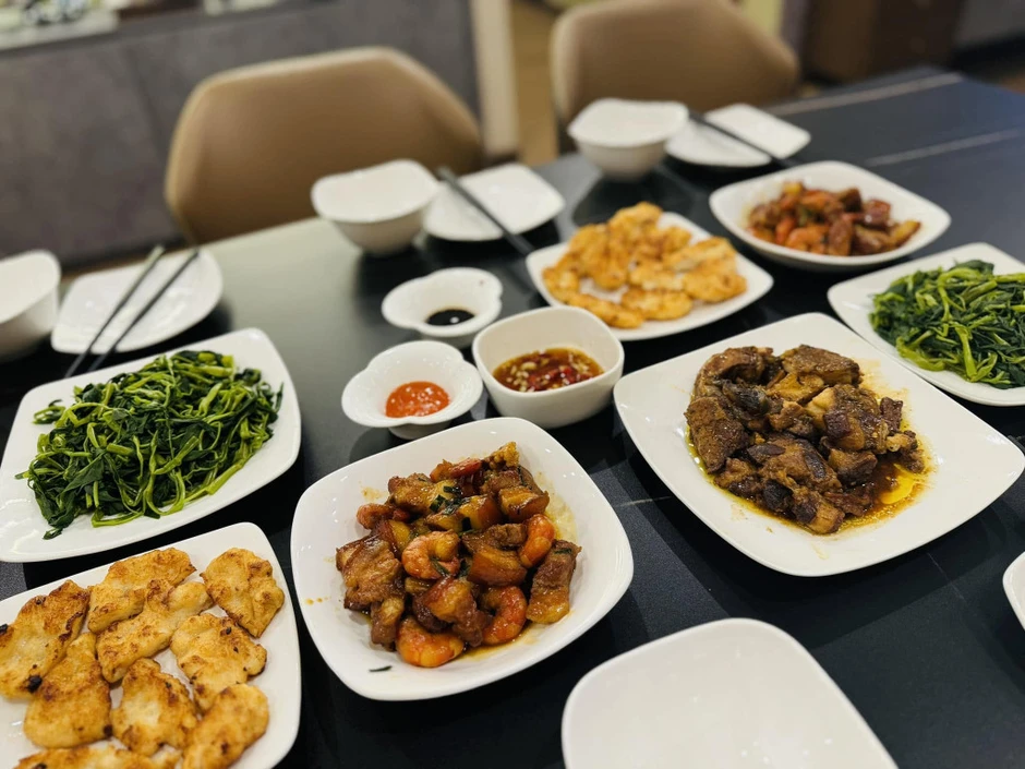 Cơm nhà của BTV Quang Minh và "Chị Xe Tải" Cơm nhà của BTV Quang Minh và "Chị Xe Tải"