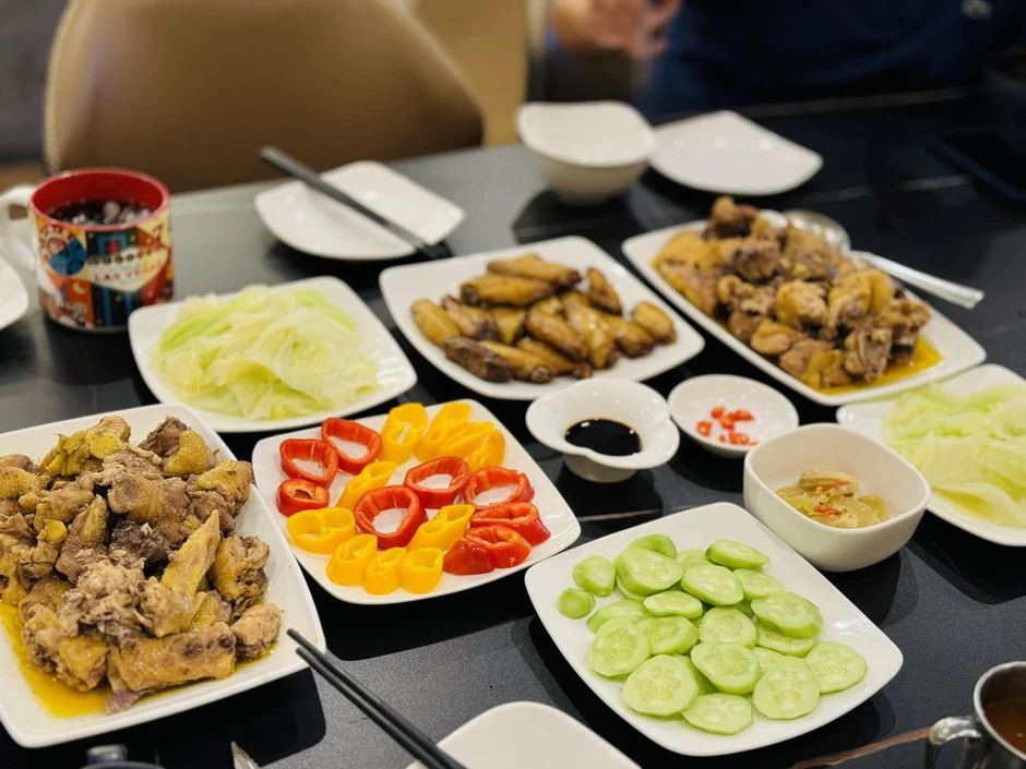 Cơm nhà của BTV Quang Minh và "Chị Xe Tải" Cơm nhà của BTV Quang Minh và "Chị Xe Tải"