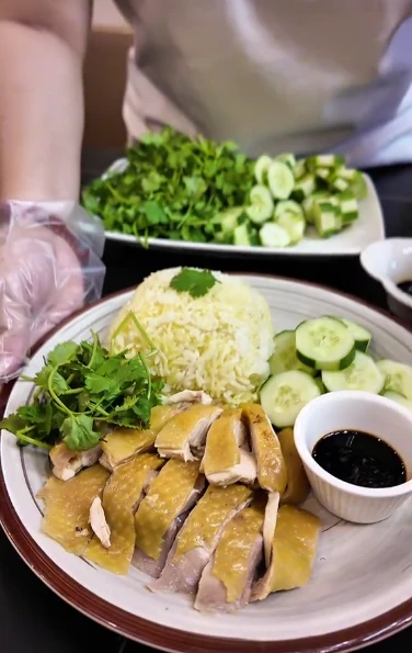 Cơm nhà của BTV Quang Minh và "Chị Xe Tải" Cơm nhà của BTV Quang Minh và "Chị Xe Tải"