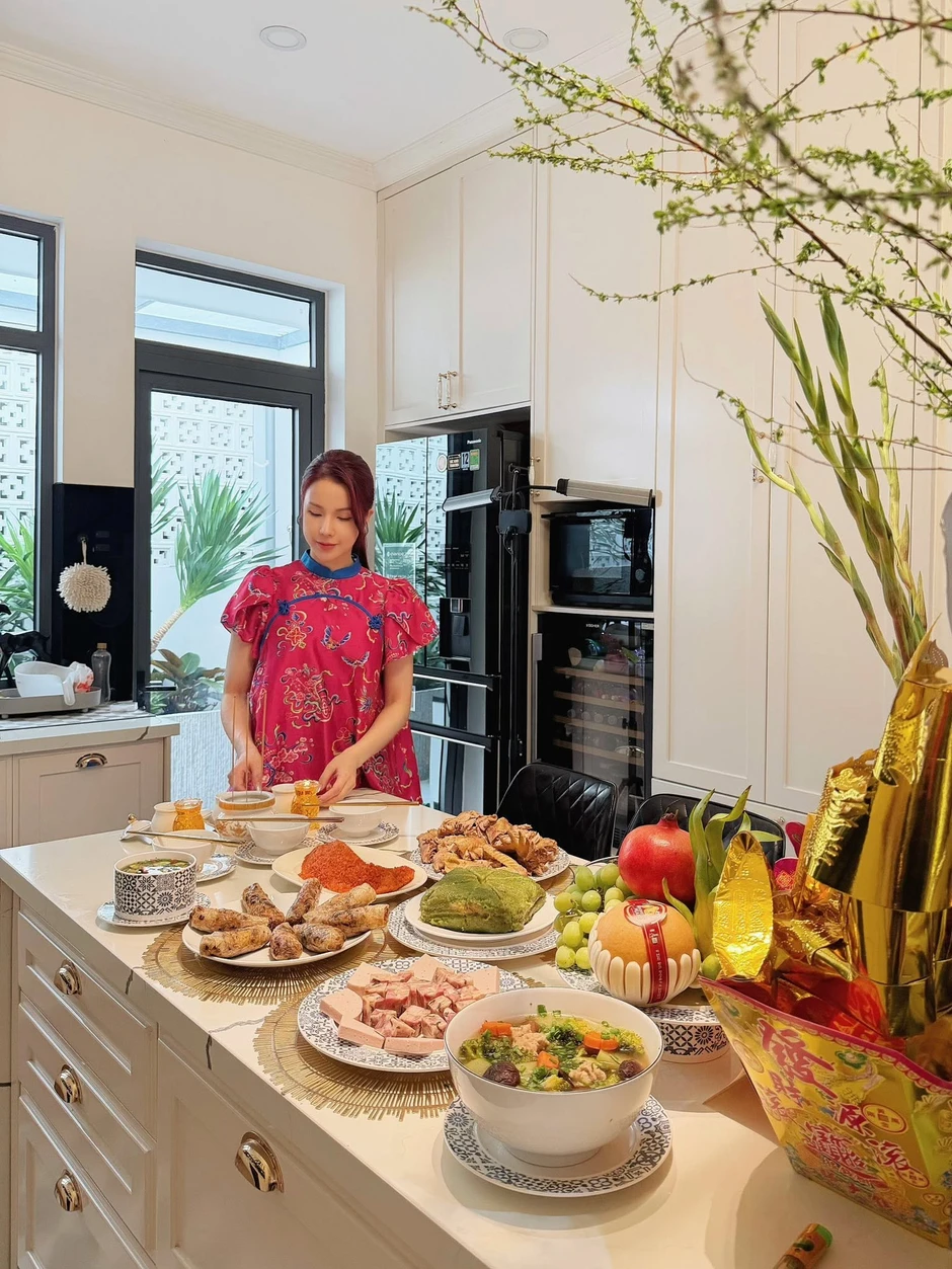 Cơm nhà của Diệp Lâm Anh và tình trẻ Phạm Kiên