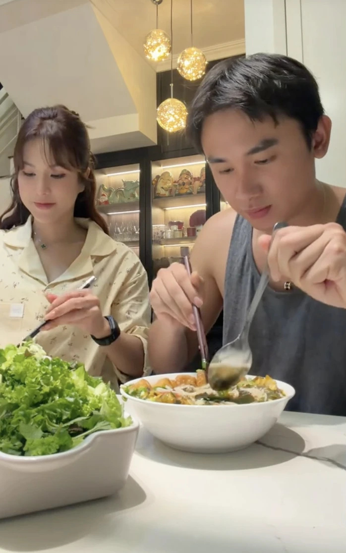 Cơm nhà của Diệp Lâm Anh và tình trẻ Phạm Kiên