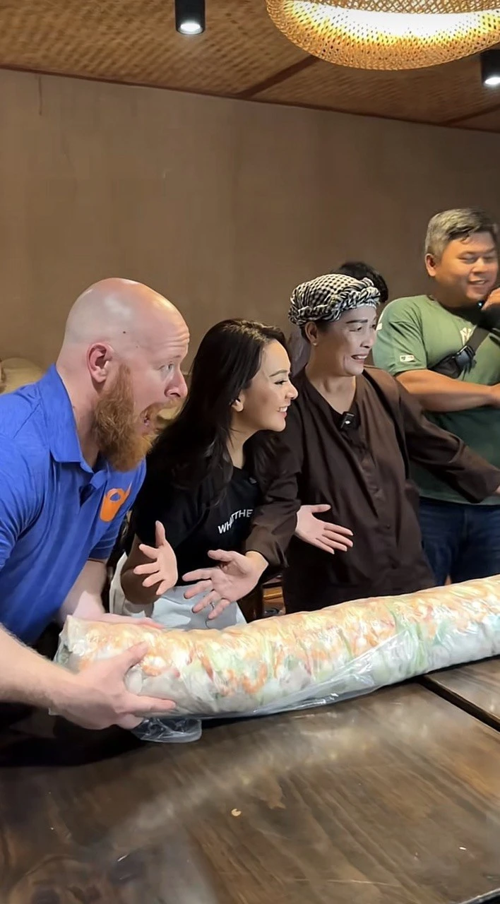 Cơm quê Dượng Bầu thử thách khách ăn 3 kg thịt, 3 kg tôm, 4 kg rau bún trong 30 phút: Thắng nhận 5 triệu, thua trả 3 triệu Cơm quê Dượng Bầu thử thách khách ăn 3 kg thịt, 3 kg tôm, 4 kg rau bún trong 30 phút: Thắng nhận 5 triệu, thua trả 3 triệu