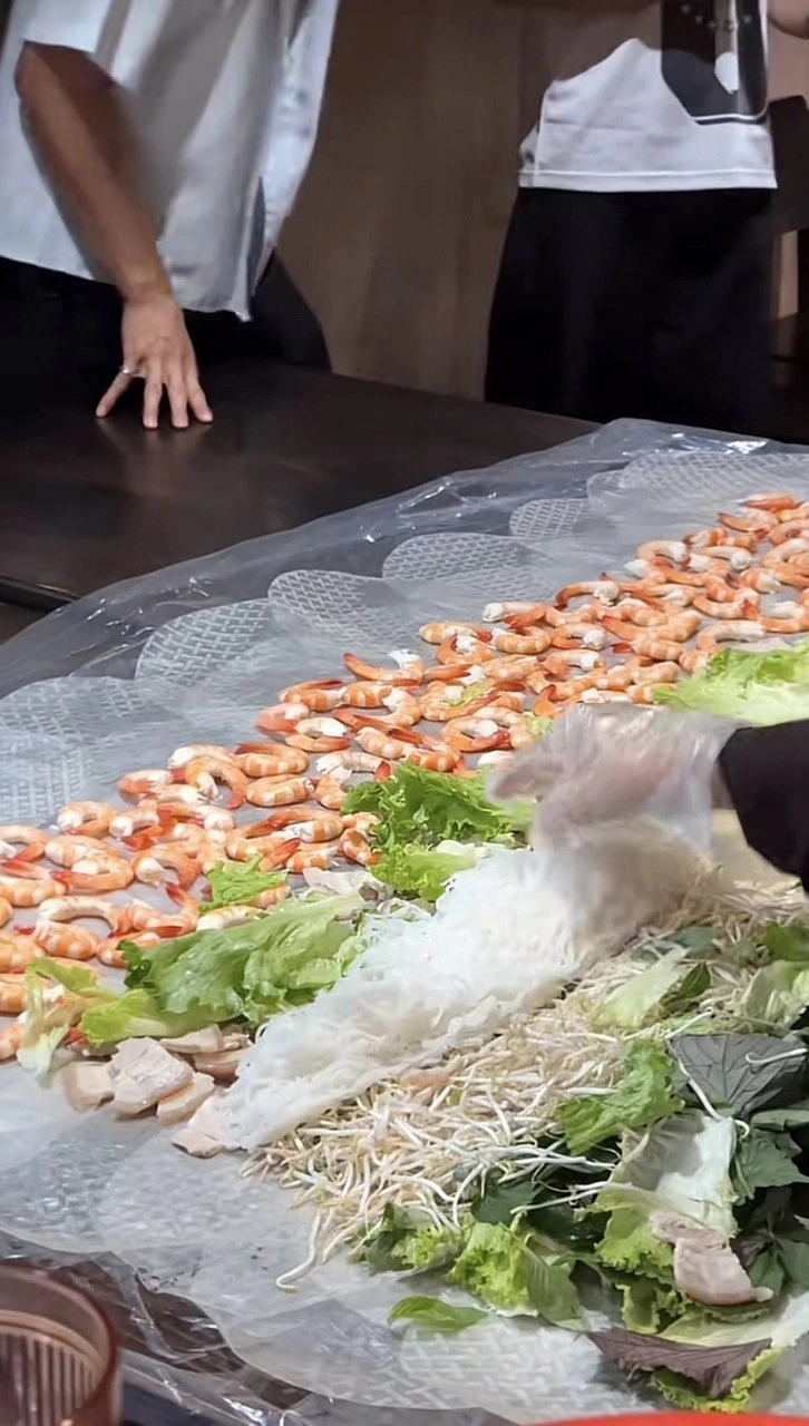 Cơm quê Dượng Bầu thử thách khách ăn 3 kg thịt, 3 kg tôm, 4 kg rau bún trong 30 phút: Thắng nhận 5 triệu, thua trả 3 triệu Cơm quê Dượng Bầu thử thách khách ăn 3 kg thịt, 3 kg tôm, 4 kg rau bún trong 30 phút: Thắng nhận 5 triệu, thua trả 3 triệu