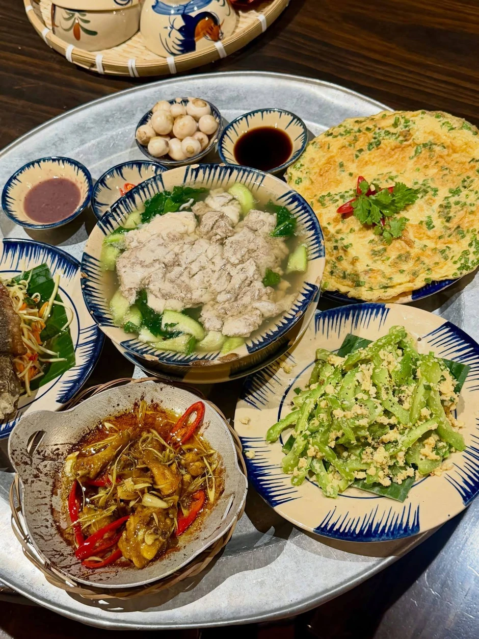 Cơm quê Dượng Bầu thử thách khách ăn 3 kg thịt, 3 kg tôm, 4 kg rau bún trong 30 phút: Thắng nhận 5 triệu, thua trả 3 triệu Cơm quê Dượng Bầu thử thách khách ăn 3 kg thịt, 3 kg tôm, 4 kg rau bún trong 30 phút: Thắng nhận 5 triệu, thua trả 3 triệu