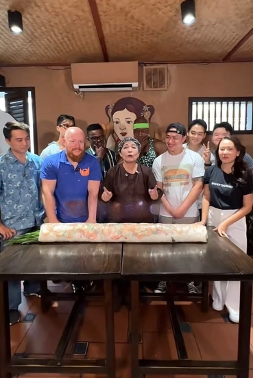 Cơm quê Dượng Bầu thử thách khách ăn 3 kg thịt, 3 kg tôm, 4 kg rau bún trong 30 phút: Thắng nhận 5 triệu, thua trả 3 triệu Cơm quê Dượng Bầu thử thách khách ăn 3 kg thịt, 3 kg tôm, 4 kg rau bún trong 30 phút: Thắng nhận 5 triệu, thua trả 3 triệu
