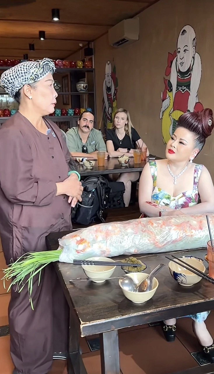 Cơm quê Dượng Bầu thử thách khách ăn 3 kg thịt, 3 kg tôm, 4 kg rau bún trong 30 phút: Thắng nhận 5 triệu, thua trả 3 triệu Cơm quê Dượng Bầu thử thách khách ăn 3 kg thịt, 3 kg tôm, 4 kg rau bún trong 30 phút: Thắng nhận 5 triệu, thua trả 3 triệu