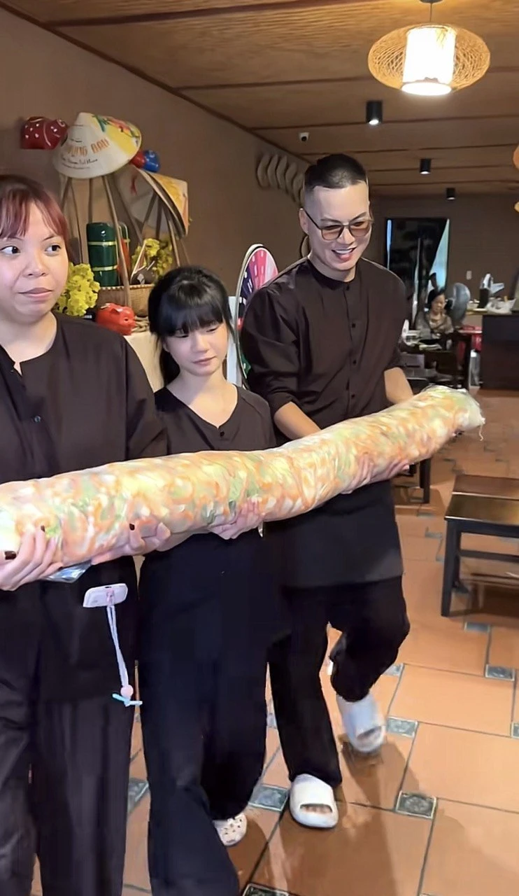 Cơm quê Dượng Bầu thử thách khách ăn 3 kg thịt, 3 kg tôm, 4 kg rau bún trong 30 phút: Thắng nhận 5 triệu, thua trả 3 triệu Cơm quê Dượng Bầu thử thách khách ăn 3 kg thịt, 3 kg tôm, 4 kg rau bún trong 30 phút: Thắng nhận 5 triệu, thua trả 3 triệu