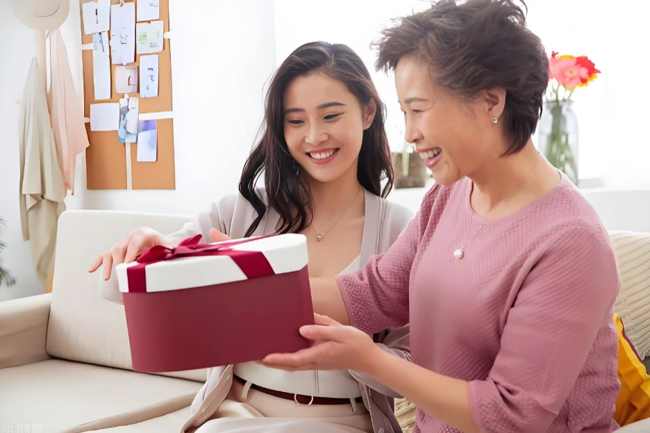 Con dâu bỏ tiền triệu mua áo biếu mẹ chồng, vài ngày sau chết lặng khi thấy chiếc áo được mặc trên người bác hàng xóm Con dâu bỏ tiền triệu mua áo biếu mẹ chồng, vài ngày sau chết lặng khi thấy chiếc áo được mặc trên người bác hàng xóm