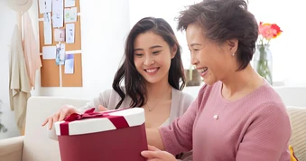 Con dâu bỏ tiền triệu mua áo biếu mẹ chồng, vài ngày sau chết lặng khi thấy chiếc áo được mặc trên người bác hàng xóm