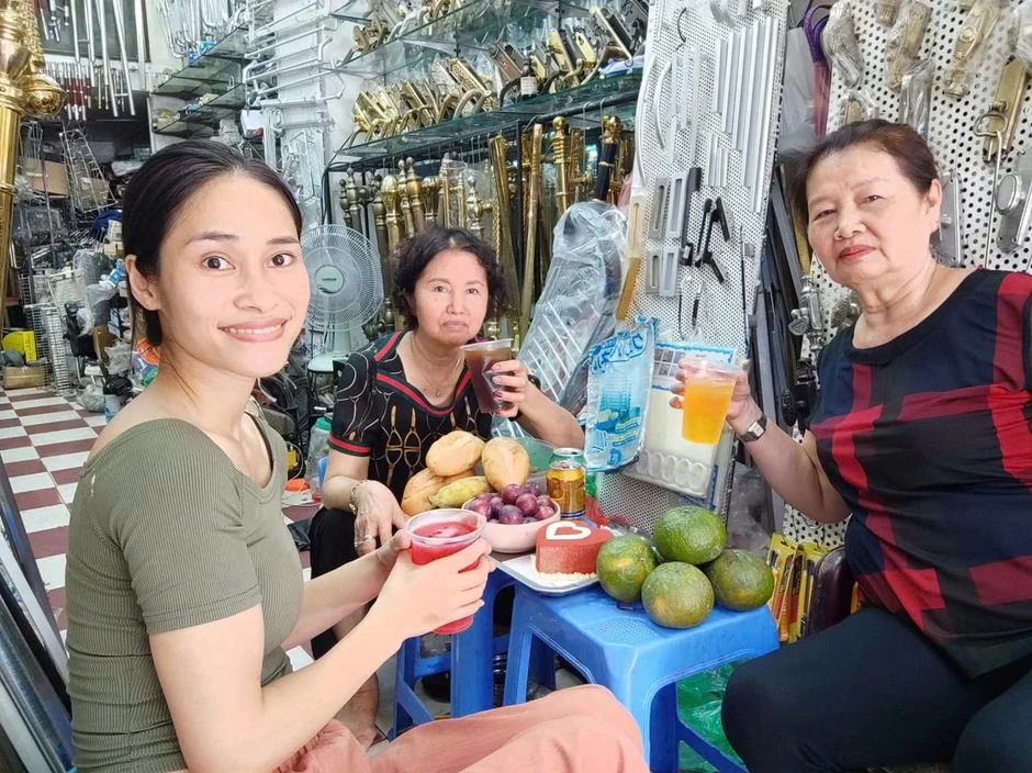 Con dâu nhận lương 10 triệu đồng, kế nghiệp quán 3 đời ở phố cổ Hà Nội Con dâu nhận lương 10 triệu đồng, kế nghiệp quán 3 đời ở phố cổ Hà Nội