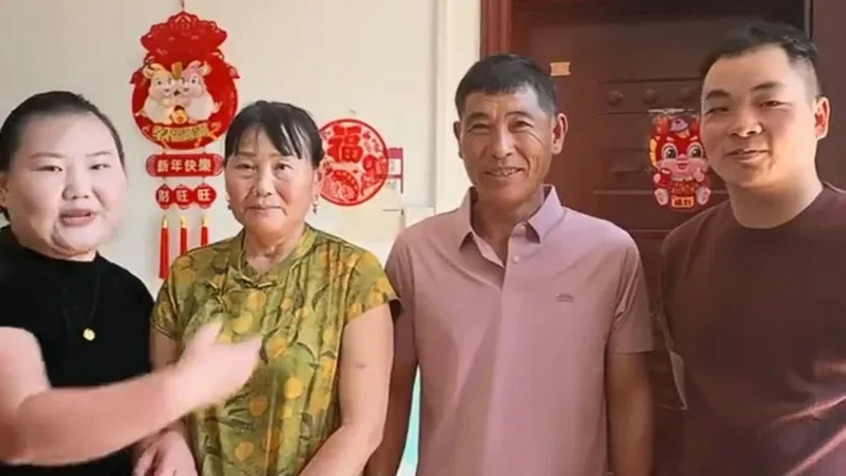 Con gái mai mối mẹ ruột cho bố chồng ở Trung Quốc khi thấy cả 2 cô đơn Con gái mai mối mẹ ruột cho bố chồng ở Trung Quốc khi thấy cả 2 cô đơn
