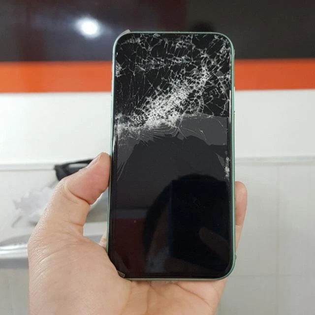Con làm vỡ điện thoại của bố: Điều cha mẹ cần cảnh giác nhất không phải chiếc điện thoại, mà là vài giây mất kiểm soát của mình Con làm vỡ điện thoại của bố: Điều cha mẹ cần cảnh giác nhất không phải chiếc điện thoại, mà là vài giây mất kiểm soát của mình