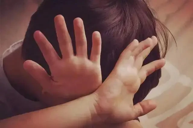 Con làm vỡ điện thoại của bố: Điều cha mẹ cần cảnh giác nhất không phải chiếc điện thoại, mà là vài giây mất kiểm soát của mình Con làm vỡ điện thoại của bố: Điều cha mẹ cần cảnh giác nhất không phải chiếc điện thoại, mà là vài giây mất kiểm soát của mình