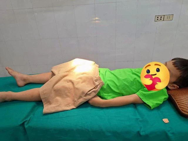 Con trai chịu đau cả buổi chiều không dám báo cô, bố mẹ sốc với kết quả Con trai chịu đau cả buổi chiều không dám báo cô, bố mẹ sốc với kết quả