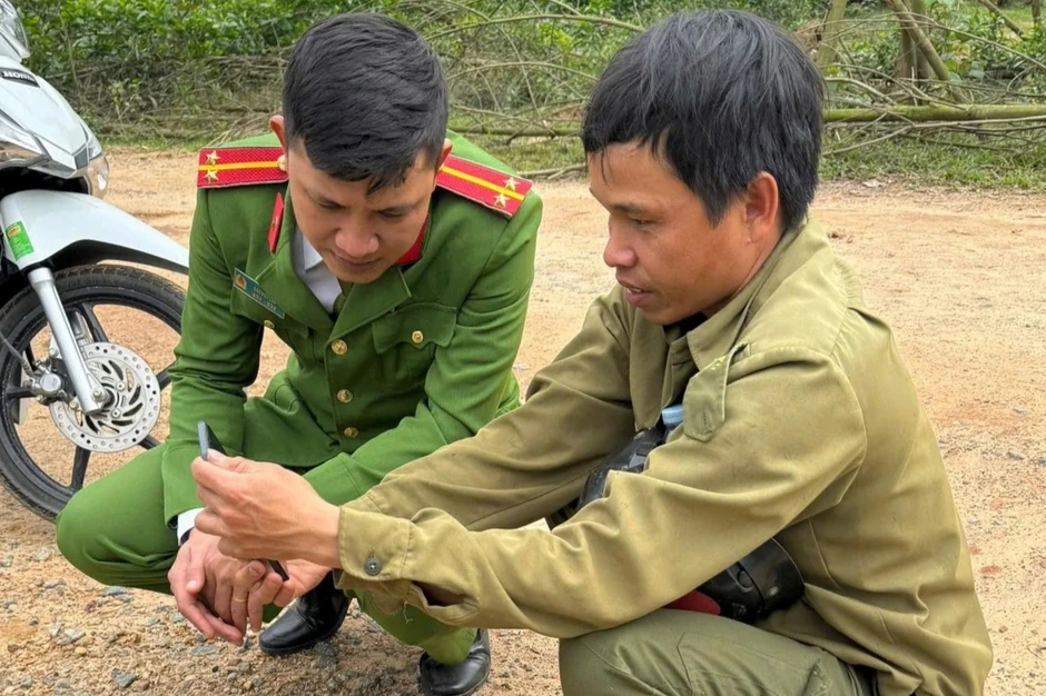 Con trai dán thông báo lên xe máy, rong ruổi khắp nơi tìm mẹ mất tích bí ẩn Con trai dán thông báo lên xe máy, rong ruổi khắp nơi tìm mẹ mất tích bí ẩn