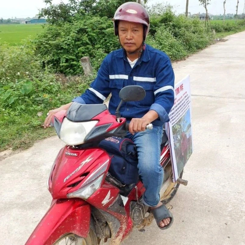 Con trai dán thông báo lên xe máy, rong ruổi khắp nơi tìm mẹ mất tích bí ẩn Con trai dán thông báo lên xe máy, rong ruổi khắp nơi tìm mẹ mất tích bí ẩn