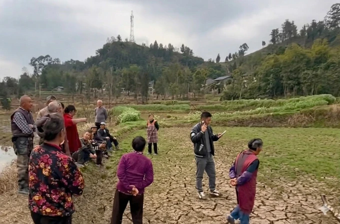 Con trai dùng máy bay ở Trung Quốc đưa mẹ về nhà gây xôn xao cả làng quê Con trai dùng máy bay ở Trung Quốc đưa mẹ về nhà gây xôn xao cả làng quê