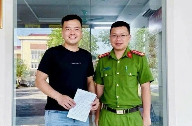 Công an xã hỗ trợ người dân nhận lại 400 triệu đồng chuyển khoản nhầm Công an xã hỗ trợ người dân nhận lại 400 triệu đồng chuyển khoản nhầm