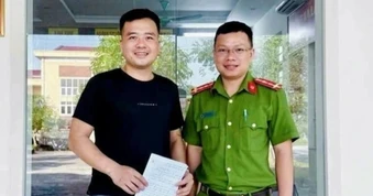 Công an xã hỗ trợ người dân nhận lại 400 triệu đồng chuyển khoản nhầm