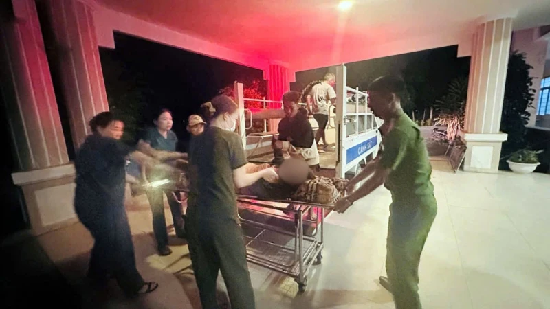 Công an xã kịp thời đưa người phụ nữ bị co giật đi cấp cứu