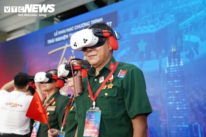 Cộng đồng mạng háo hức rủ nhau đến Dinh Độc Lập ‘xuyên không’ gặp Bác Hồ Cộng đồng mạng háo hức rủ nhau đến Dinh Độc Lập ‘xuyên không’ gặp Bác Hồ